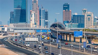 القطاع غير النفطي يقود اقتصاد الإمارات لتحقيق 3.7% نموا بالنصف الأول من 2023 