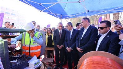 وزير الاتصالات: ربط 29 قرية في القليوبية بكابلات الألياف الضوئية