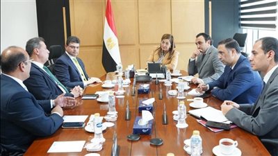 وزيرة التخطيط تبحث سبل دعم التعاون مع بنك ستاندرد تشارترد