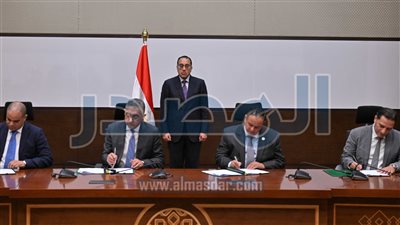 رئيس الوزراء يشهد توقيع 3 اتفاقات إطارية مُلزمة لبدء تجميع السيارات محليًا