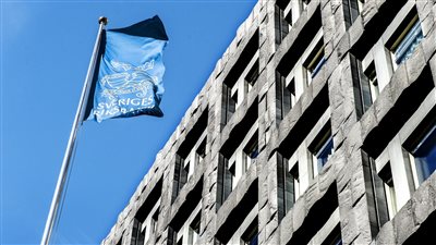 البنك المركزي السويدي يبقي على معدلات الفائدة دون تغيير عند 4%