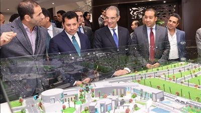 وزيرا الاتصالات والشباب يتفقدان أول الأندية الرياضية الذكية في مصر
