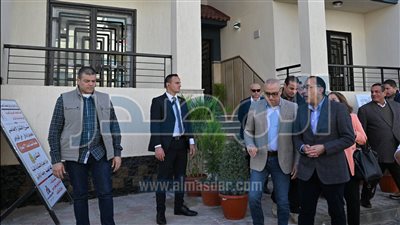 رئيس الوزراء يسلم عددًا من العقود لمستحقي وحدات «سكن لكل المصريين 1» 