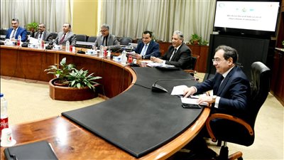 «الملا» يترأس اجتماع لجنة العمليات للإنتاج البترولي بالصحراء الغربية