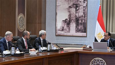 رئيس الوزراء يستعرض البرنامج الزمني لمشروع «أكوا باور» للهيدروجين الأخضر بالمنطقة الاقتصادية