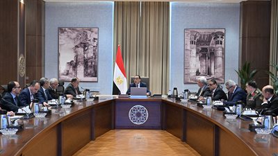 رئيس الوزراء يؤكد اهتمام الحكومة بتوفير التمويل اللازم لدعم قطاعي التعليم والصحة 