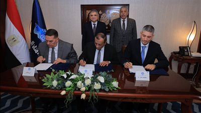 توقيع عقد تقديم خدمات جمع مخلفات السفن العابرة لقناة السويس