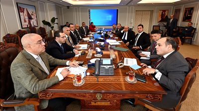 وزيرا الإسكان والصناعة يناقشان مقترحات تطوير المناطق الصناعية بالمدن الجديدة