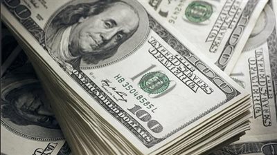 الدولار يقترب من أعلى مستوى خلال شهر مع تراجع التوقعات بخفض الفائدة