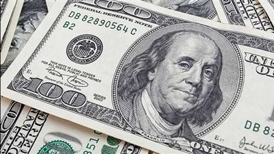 تراجع رهانات خفض الفائدة يدفع الدولار لأعلى مستوى في شهر  
