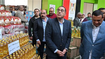 رئيس الوزراء يتفقد معرض السلع الغذائية بحي «اللوتس» في أسوان