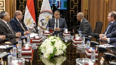 وزير الإنتاج الحربي يبحث التعاون مع «يورودرو» الإيطالية لإنتاج المصاعد والسلالم الكهربائية