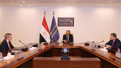 وزير الاتصالات يبحث الخطط التوسعية لشركة فودافون العالمية «فويس» فى مصر