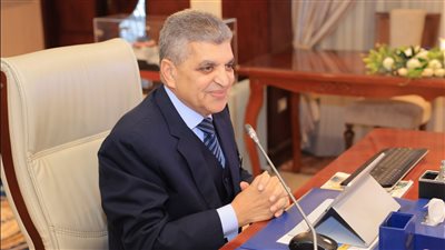 رئيس «قناة السويس» يناقش مع ممثلي التوكيلات الملاحية تداعيات التهديدات بالبحر الأحمر