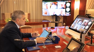 رئيس قناة السويس يبحث مع غرفة الملاحة الدولية تطورات الأوضاع بالبحر الأحمر 