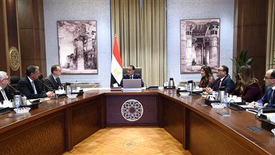  «مرسيدس بنز» تدرس الاستثمار بمجال السيارات الكهربائية في مصر