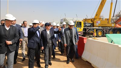 وزير البترول يتفقد توسعات محطة ضواغط غاز دهشور ومركز التحكم التبادلي الجديد