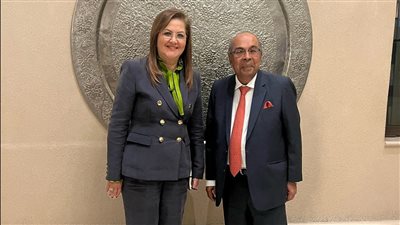 مصر تبحث مع «هندوجا» الهندية إقامة مصنع لإنتاج 6 آلاف سيارة كهربائية 