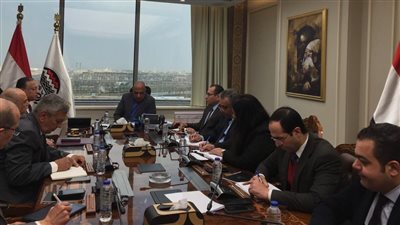 وزير قطاع الأعمال يستعرض آليات تنفيذ قرارات حزمة الحماية الاجتماعية