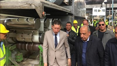وزير قطاع الأعمال يتفقد أعمال خطة إعادة تشغيل مصانع شركة الحرير الصناعي