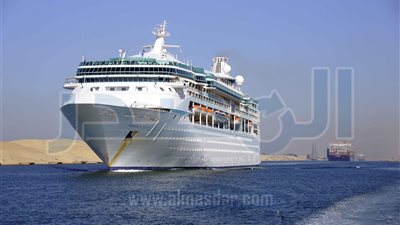 للمرة الأولى.. عبور أكبر سفينتي حاويات في العالم قناة السويس (صور)