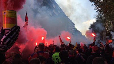 فيديو.. جماهير برشلونة تشعل الشماريخ قبل الكلاسيكو