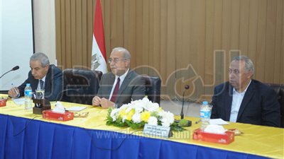 رئيس الوزراء يلتقي بمستثمري العاشر من رمضان