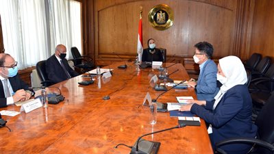 وزيرة التجارة تبحث مع «سامسونج» خطط زيادة استثماراتها فى مصر