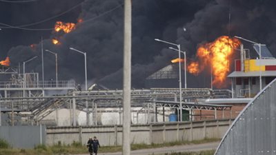 بالفيديو.. النيران تواصل التهام خزانات للوقود قرب العاصمة الاوكرانية 