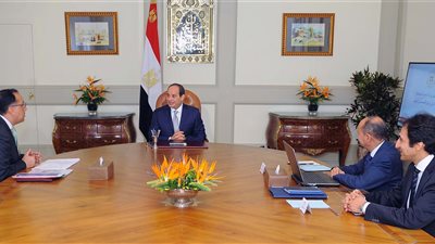 السيسى يوجه بتطوير صناعة المنسوجات والأثاث والجلود والسيارات