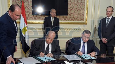 رئيس الوزراء يشهد توقيع إتفاقية توريد 20 ألف طن دواجن بسعر مخفض