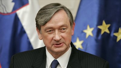 رئيس سلوفينيا يصل القاهرة