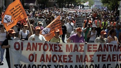 بالفيديو..اليونانيون يتظاهرون رفضا لشروط الدائنين الدوليين