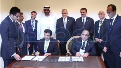 رئيس الوزراء ووزير النقل يشهدان توقيع عقد محطة الصب السائل على الحوض الثالث بميناء العين السخنة