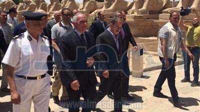 بالصور .. وزير 