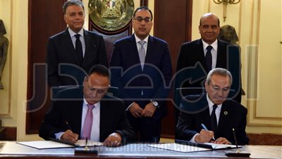 رئيس الوزراء يشهد توقيع اتفاقية تصنيع 140 عربة قطار بضائع