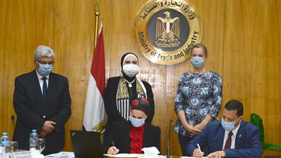وزيرة التجارة: إنشاء منصة الكترونية لتبادل المخلفات الصناعية