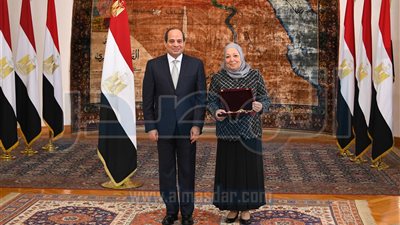 السيسي يمنح وسام الجمهورية لـ