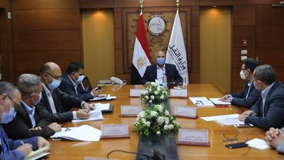 وزير النقل يتابع تنفيذ مشروعات تطوير محطات ومزلقانات السكك الحديدية