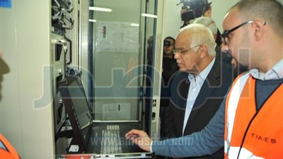 وزير النقل يتفقد المرحلة الأولى لمشروع كهربة إشارات الوجه البحري (صور)