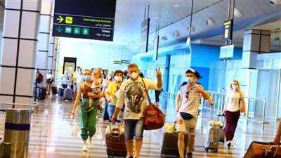 286 سائح من أوكرانيا وسويسرا يصلون شرم الشيخ والغردقة