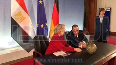 سفير مصر فى برلين يتسلم قطعة أثرية تعود لـ 5 آلاف عام