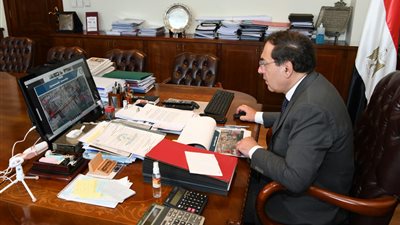 «الملا» يترأس اجتماع اللجنة العليا للمشروعات بقطاع البترول 