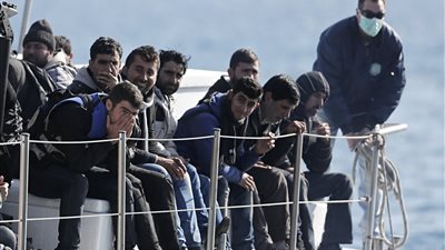 بالفيديو.. اليونان تنقل ألفي مهاجر من جزيرة 