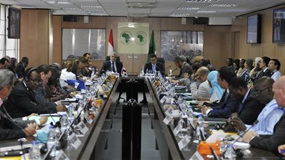 رئيس الوزراء يلتقي بمسئولي بنك التنمية الأفريقي على هامش زياته الى كوت ديفوار