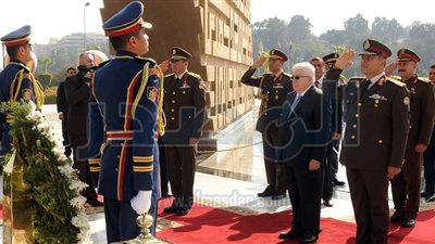 رئيس العراق يضع أكاليل الزهور على قبر الجندي المجهول