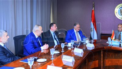 وزير التجارة يبحث مع 