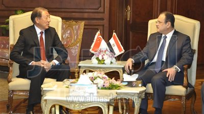 وزير الداخلية يبحث مع وفد سنغافوري التعاون الأمني بين البلدين