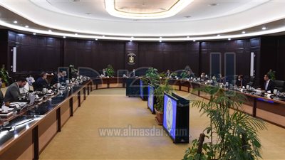 «مدبولى» يستعرض استراتيجية صناعة السيارات الكهربائية فى مصر