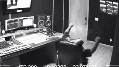 شاهد.. لحظة انفجار هاتف بوجه فنان مشهور